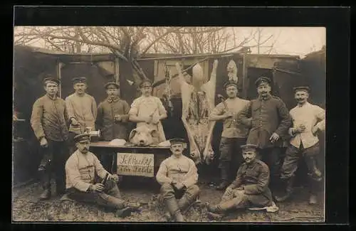 Foto-AK Deutsche Soldaten bei Schlachten eines Schweines