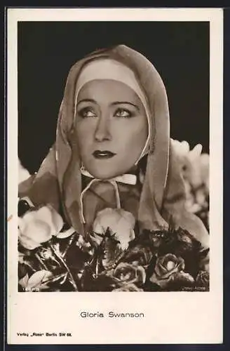 AK Schauspielerin Gloria Swanson mit Rosengesteck