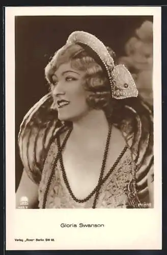 AK Schauspielerin Gloria Swanson lächelnd zur Seite schauend