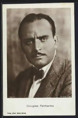 AK Schauspieler Douglas Fairbanks mit Fliege posierend