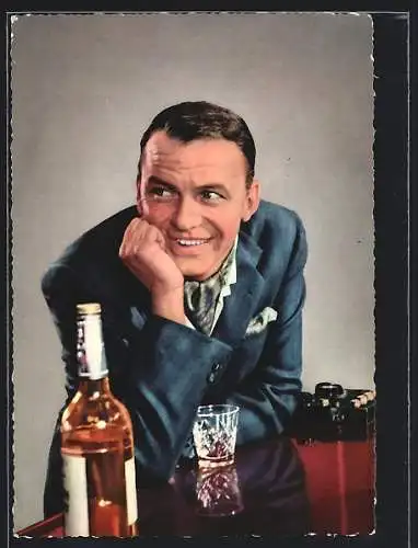 AK Musiker Frank Sinatra mit Bourbonglas und Flasche