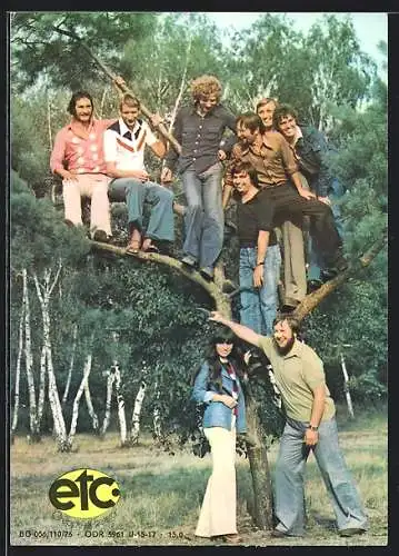 AK Musiker der Band et cetera an einem Baum