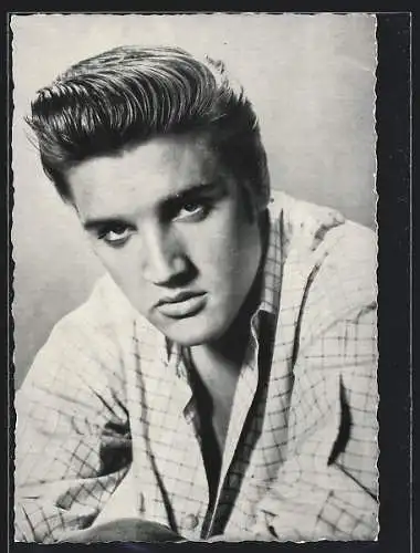 AK Musiker Elvis Presley im karierten Hemd