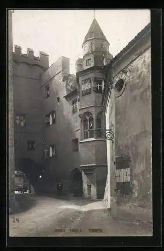 Foto-AK A. Stockhammer: Hall / Tirol, Strassenpartie mit Mauer und Turm