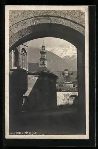 Foto-AK A. Stockhammer: Hall /Tirol, Blick durch Torbogen zur Kirche