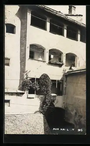 Foto-AK A. Stockhammer: Hall i. T., Frau am Fenster