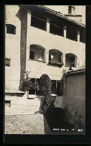 Foto-AK A. Stockhammer: Hall /Tirol, Frau auf Terrasse