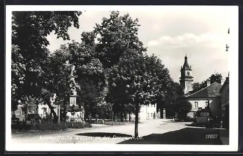 AK Wallsee, Strassenpartie mit Denkmal