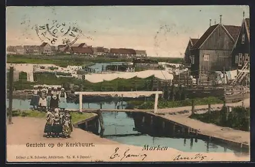 AK Marken, Gezicht op de Kerkbuurt, Mädchen in Trachtenkleidern an der Brücke über die Gracht