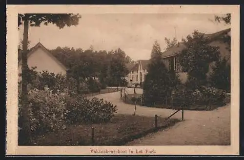 AK Neerbosch, Weesenrichting, Vakteekenschool in het Park