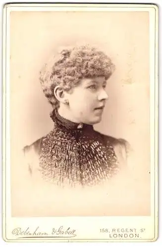 Fotografie Debenham & Gabell, London, Regent Street 158, Seitenprofil einer Frau mit lockigem Haar