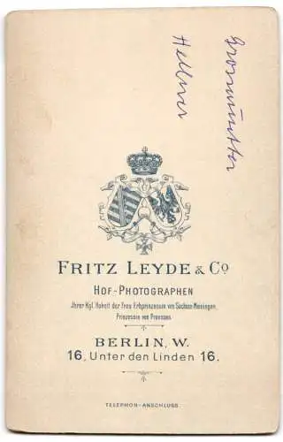 Fotografie Fritz Leyde & Co., Berlin, Unter den Linden 16, Porträt einer Dame in dunkler Kleidung