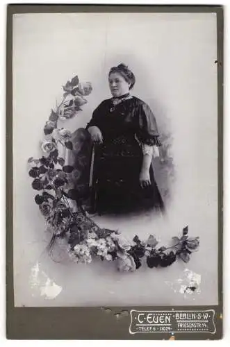 Fotografie C. Eugen, Berlin S-W, Friesenstrasse 14, Porträt einer Dame mit Blumendekor