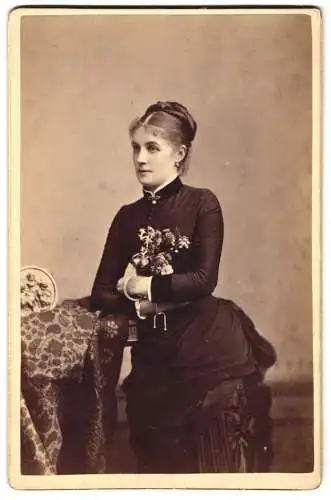 Fotografie G.A. Flach, New York, 3rd Avenue 1434, Porträt einer Frau mit Blumenstrauss