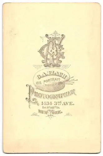 Fotografie G.A. Flach, New York, 3rd Avenue 1434, Porträt einer Frau mit Blumenstrauss