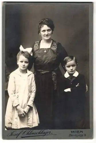 Fotografie Josef Ohlenschlager, Wien, Bendlgasse 9, Porträt einer Frau mit zwei Kindern