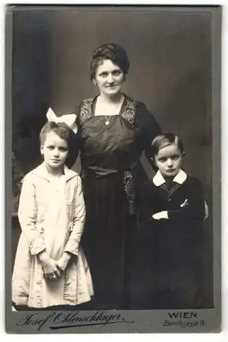 Fotografie Josef Ohlenschlager, Wien, Bendlgasse 9, Portrait einer Frau mit zwei Kindern