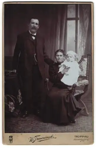 Fotografie W. Frannicezek, Troppau, Niederring Nr. 6, Familie mit kleinem Kind