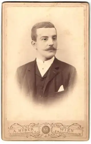 Fotografie A. Huber, Wien, Margarethenstrasse 36, Portrait eines eleganten Herrn mit Schnurrbart