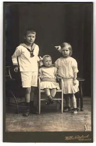 Fotografie Wilhelm Nottelbrock, Gütersloh, Drei Kinder in zeitgenössischer Kleidung