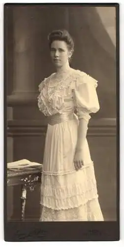 Fotografie Eugen Schöfer, Wien, Kohlmarkt 10, Frau in elegantem weissen Kleid