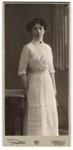 Fotografie Louis Frohwein, Strassburg VE, Gutenbergplatz 7, Porträt einer jungen Frau im weissen Kleid