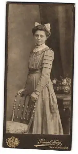 Fotografie Heinrich Fritz, Greiz, Weststrasse 6, Porträt einer Frau im eleganten Kleid