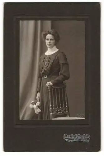 Fotografie Martin Herzfeld, Dresden, Pragerstr. 7, Portrait einer Dame mit Blumenstrauss