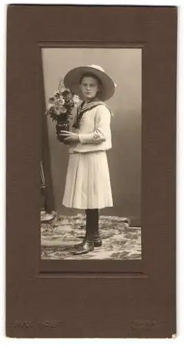 Fotografie Max Holdt, Pirna, Gartenstrasse 31, Mädchen mit Blumenstrauss in eleganter Kleidung