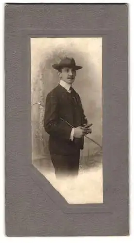 Fotografie unbekannter Fotograf und Ort, Eleganter Herr mit Spazierstock
