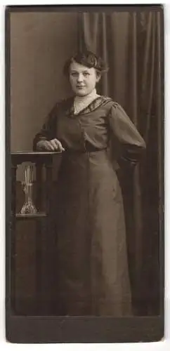 Fotografie Rud. Rosenkranz, Mügeln, junge Frau in elegantem Kleid neben Vase