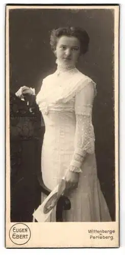 Fotografie Eugen Ebert, Wittenberge, Elegante Dame in weissem Kleid mit Spitzen