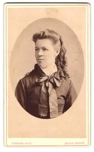 Fotografie Hermann Witte, Baden-Baden, Schillerstrasse, Portrait einer jungen Frau mit lockigem Haar