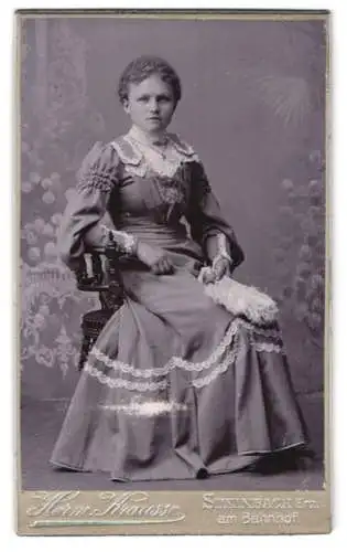 Fotografie Herm. Krausse, Steinbach Erz., am Bahnhof, Porträt einer sitzenden Dame in elegantem Kleid