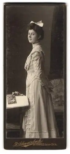 Fotografie R. Schwarzbach, Bitterfeld, Kaiser-Strasse 14, junge Frau in elegantem Kleid