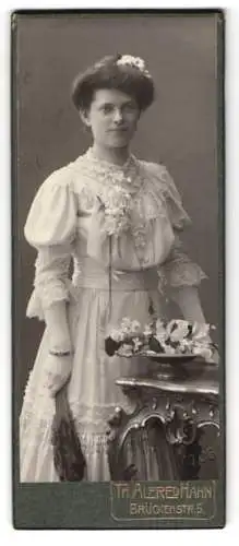 Fotografie Th. Alfred Hahn, Chemnitz, Brückenstrasse 5, Stehende Dame in elegantem Kleid