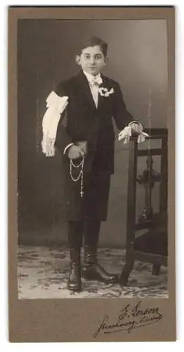 Fotografie E. Louson, Strasbourg, junger Junge in eleganter Kleidung mit Rosenkranz