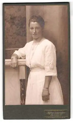 Fotografie Alfred Schwiebus, Leisnig, reizendes Portrait einer jungen Frau in weissem Kleid