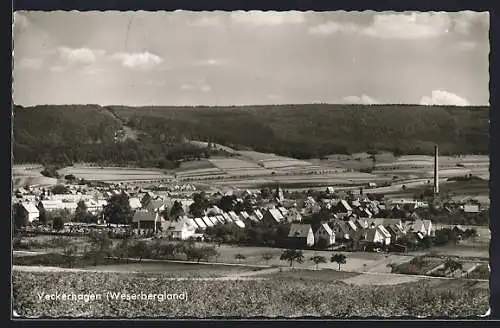 AK Veckerhagen /Weserbergland, Ortsansicht mit Kirche und Feldlandschaft