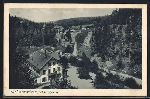 AK Schüttersmühle /Fränk. Schweiz, Ortsansicht mit Felsklippe und Wald