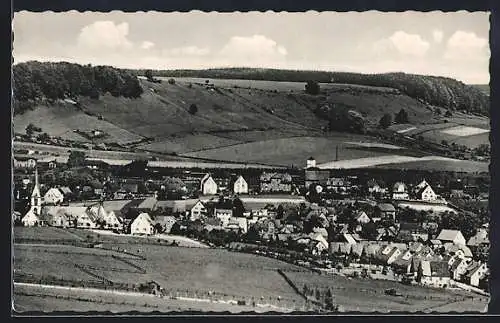 AK Altenbeken /Westf., Ortsansicht mit Kirche und Feldlandschaft