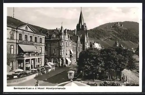 AK Bernkastel-Kues a. d. Mosel, Moselpromenade und Burg im Hintergrund