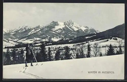 AK Miesbach, Winterszene mit Skifahrerin und Berglandschaft