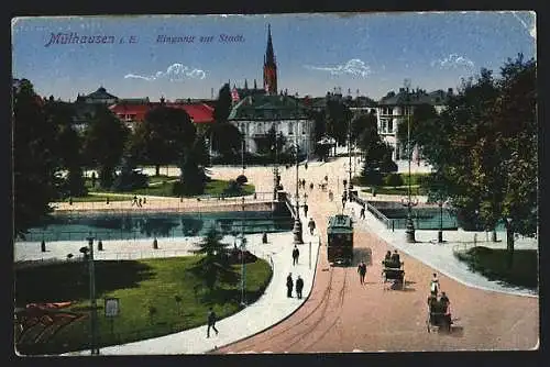 AK Mülhausen i. E., Strassenbahn am Eingang zur Stadt, Blick auf Fluss, Brücke und Kirche