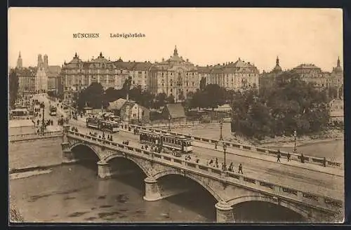 AK München, Ludwigsbrücke mit Strassenbahnen