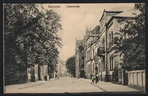 AK Hannover, Wiesenstrasse mit Passanten