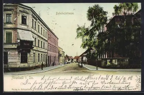 AK Neustadt i. Sa., Bahnhofstrasse mit Passanten