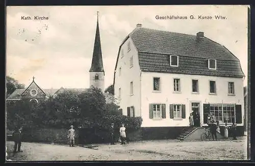 AK Flamersheim /Rheinl., Geschäftshaus G. Kunze Wtw. mit kleiner Versammlung und kath. Kirche