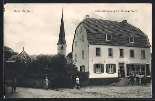 AK Flamersheim /Rheinl., Geschäftshaus G. Kunze Wtw. mit kleiner Versammlung, Strasse und kath. Kirche