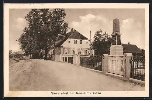 AK Sieversdorf / Dosse, Strassenpartie mit Obeliskendenkmal